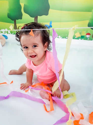 Varal de Papel Crepom. Exploração livre com diferentes materiais.