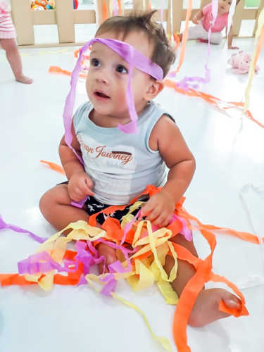 Varal de Papel Crepom. Exploração livre com diferentes materiais.