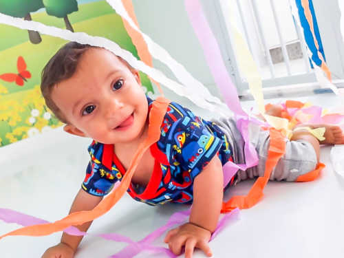 Varal de Papel Crepom. Exploração livre com diferentes materiais.