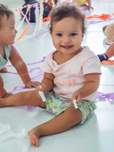 Varal de Papel Crepom. Exploração livre com diferentes materiais.