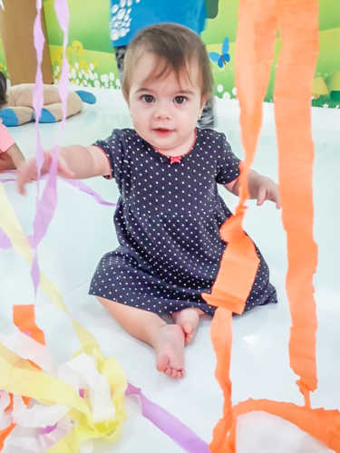 Varal de Papel Crepom. Exploração livre com diferentes materiais.