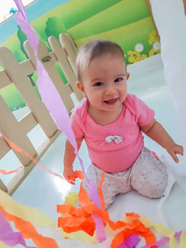 Varal de Papel Crepom. Exploração livre com diferentes materiais.