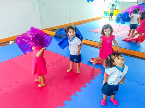 Explorando as cores com papel celofane.