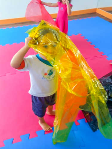 Explorando as cores com papel celofane.
