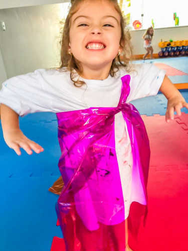 Explorando as cores com papel celofane.