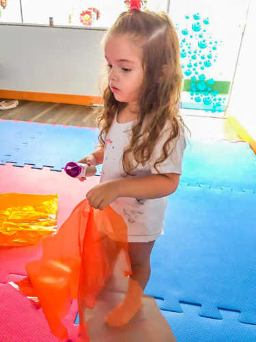 Explorando as cores com papel celofane.