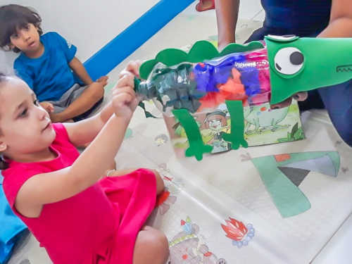 Visita surpresa do camaleão da história "Bom-dia, todas as cores!"