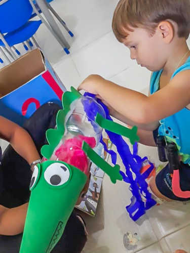 Visita surpresa do camaleão da história "Bom-dia, todas as cores!"