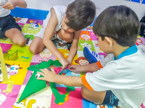Visita surpresa do camaleão da história "Bom-dia, todas as cores!"