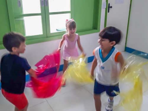 Explorando as cores com diversos materiais.